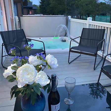 Graceland Lodge With Hot Tub Barmby on the Moor Bagian luar foto