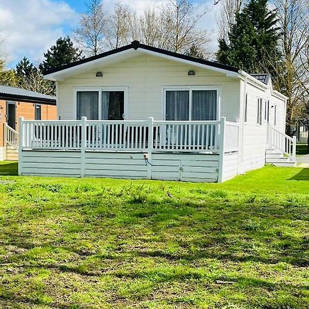 Graceland Lodge With Hot Tub Barmby on the Moor Bagian luar foto