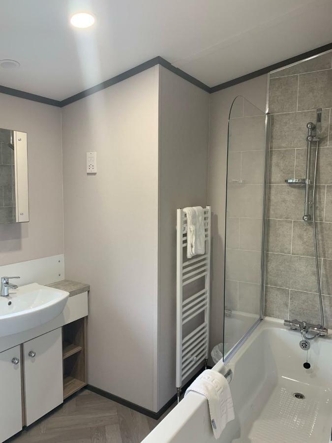 Graceland Lodge With Hot Tub Barmby on the Moor Bagian luar foto