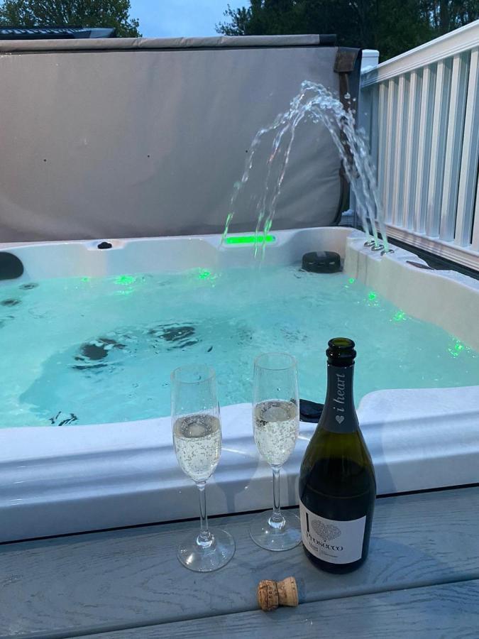 Graceland Lodge With Hot Tub Barmby on the Moor Bagian luar foto