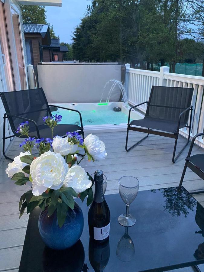 Graceland Lodge With Hot Tub Barmby on the Moor Bagian luar foto