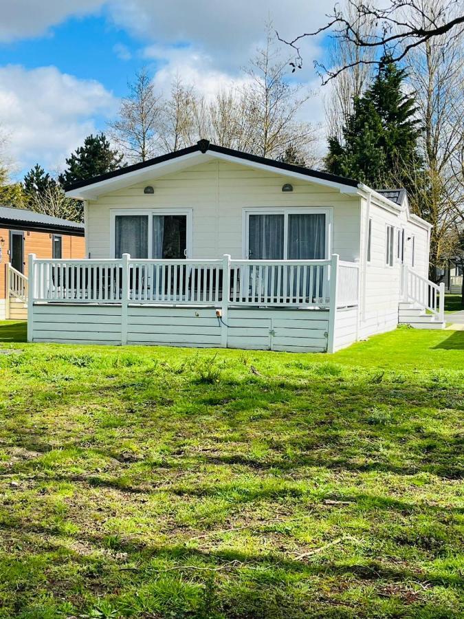 Graceland Lodge With Hot Tub Barmby on the Moor Bagian luar foto